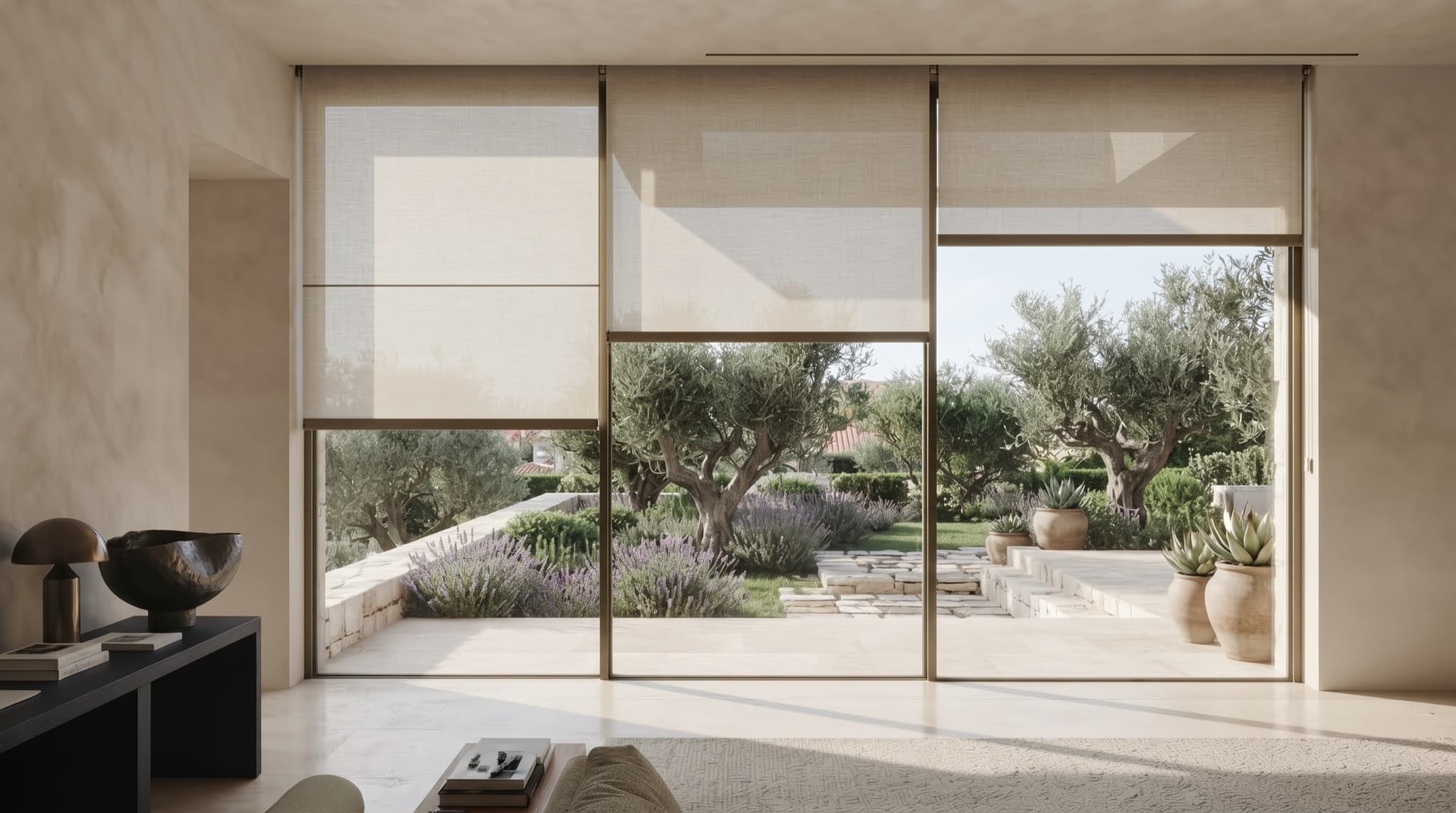 וילונות גלילה מבד סקרין מול קיר זכוכית בסלון, מורדים בגבהים שונים